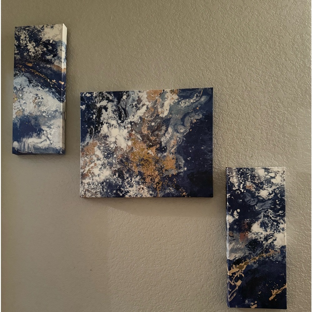 3 piece wall decor, 2 vase , 2 gold lamps everything blue and gold